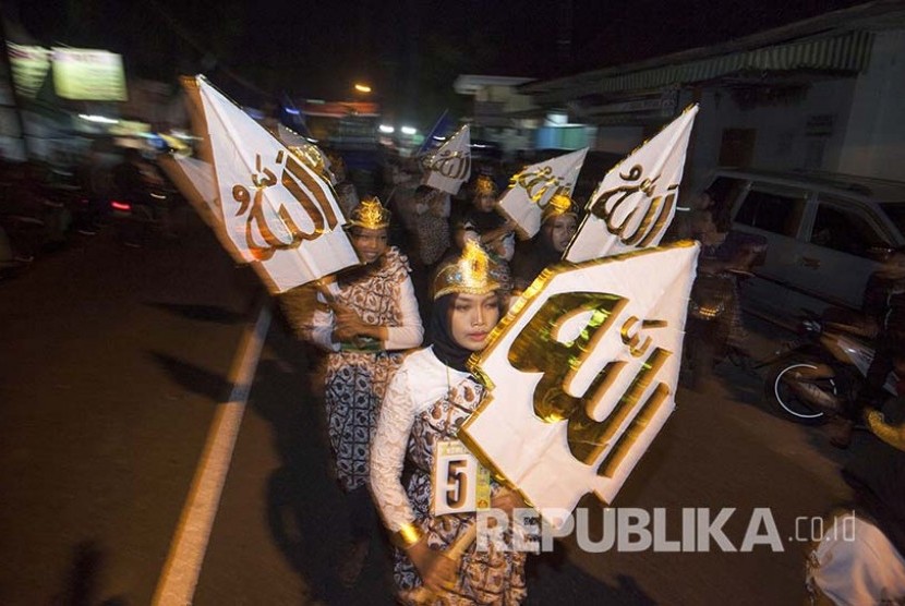Sejumlah umat muslim mengikuti pawai takbir keliling saat acara Parade Takbir Keliling IdulAdha di Seyegan, Sleman, DI Yogyakarta, Minggu (11/9).