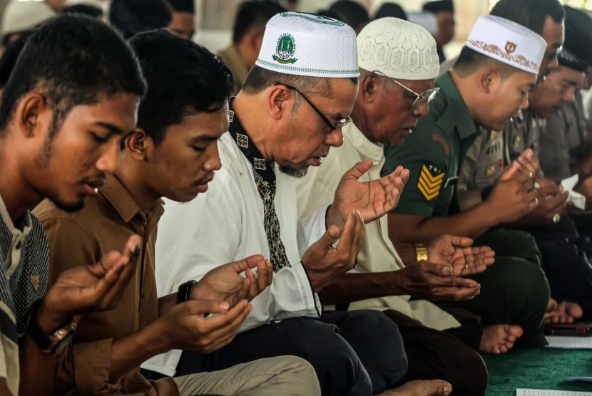 Sejumlah umat muslim mengikuti zikir dan doa bersama jelang Pemilu / Ilustrasi 