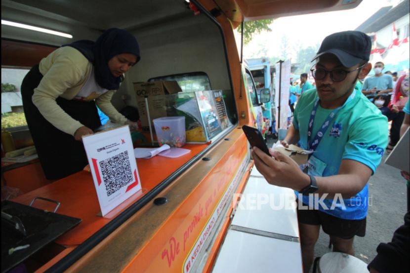 Sejumlah UMKM menerima pembayaran QRIS di acara QRIS Run 2024 di Gedung Sate, Kota Bandung.