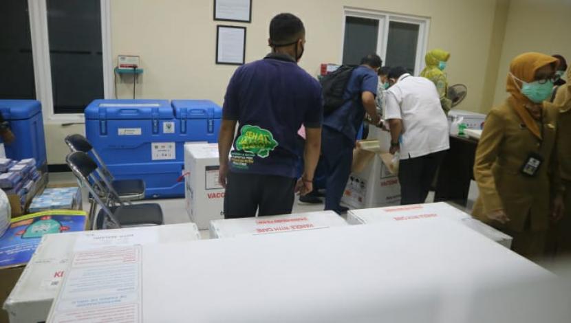Sejumlah unit vaksin Covid-19 tiba di Dinas Kesehatan Kota Malang, Senin (25/1). 