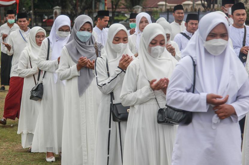 Sejumlah ustaz dan ustazahmengikuti upacara peringatan Hari Santri Nasional 2022. Masyarakat Ekonomi Syariah (MES) dan Otoritas Jasa Keuangan (OJK) bekerja sama meluncurkan program Gerakan Santri Menabung yang diselenggarakan dalam rangkaian Perayaan Hari Santri Nasional pada Sabtu (22/10).