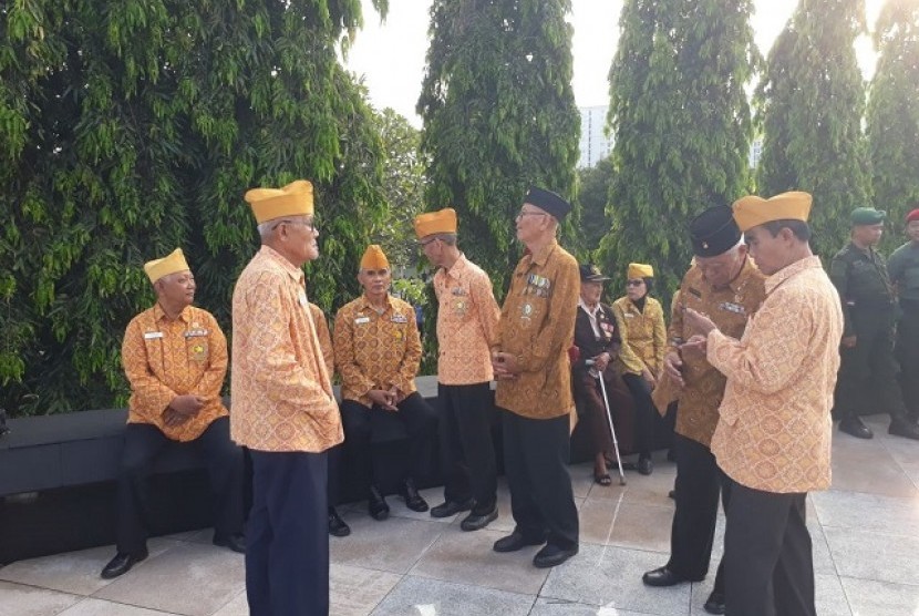 Sejumlah veteran bersiap mengikuti upacara Hari Pahlawan