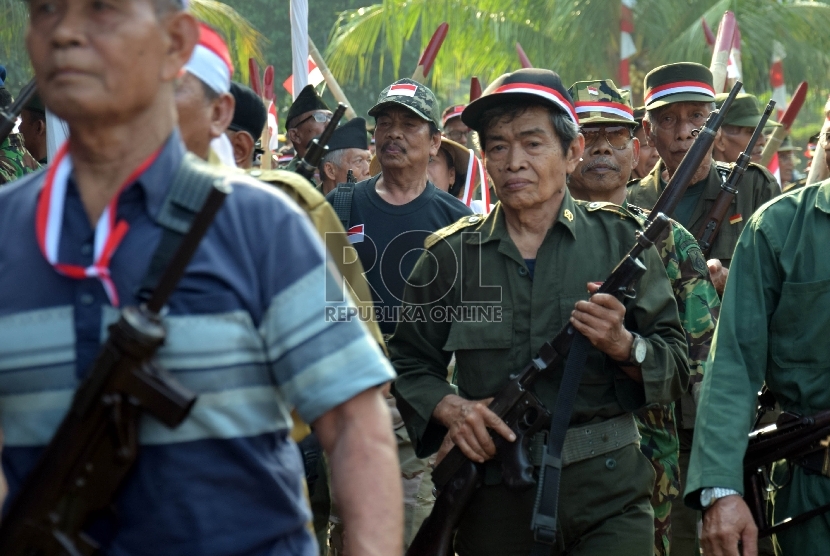   Sejumlah veteran melakukan gerak jalan memperingati Hari Veteran Nasional di Jakarta, Selasa (11/8).   (Republika/Rakhmawaty La'lang)