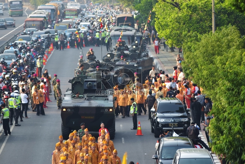 Sejumlah veteran melakukan gerak jalan memperingati Hari Veteran Nasional di Jalan Gatot Subroto, Jakarta, Selasa (11/8).  (Republika/Rakhmawaty La'lang)