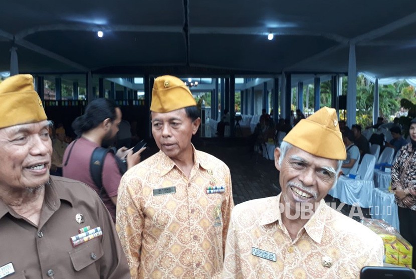 Sejumlah veteran pembela yang turut mendatangi Makam Somenggalan, Senin (26/3) sore.  Mereka turut memberi ungkapan duka cita atas kepergian Probosutedjo. 