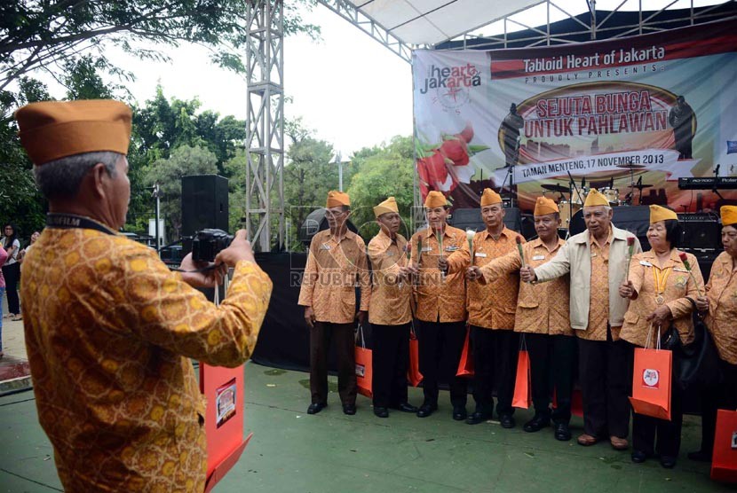  Anggota Legiun Veteran Republik Indonesia (LVRI) berfoto bersama. (Republika/Agung Supriyanto)