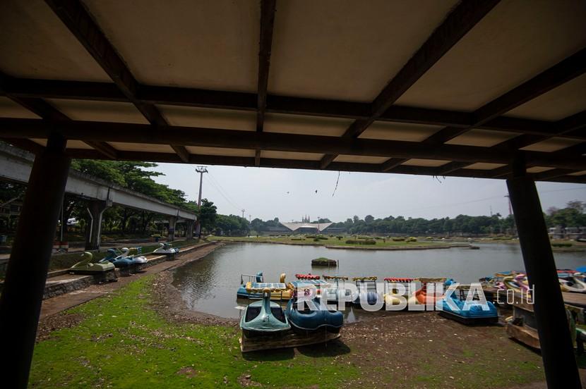 Sejumlah wahana becak air terparkir di tepi danau di Taman Mini Indonesia Indah (TMII). Hari pertama Pembatasan Sosial Berskala Besar (PSBB) Transisi Tahap II, TMII kembali buka pada Senin (12/10).