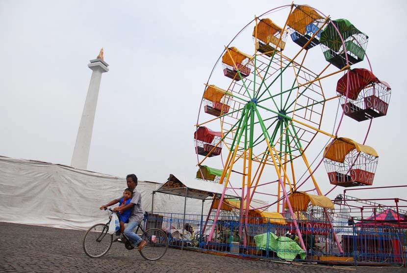 Sejumlah wahana bermain anak telah terpasang sebagai persiapan jelang Pekan Rakyat Jakarta (PRJ) di lapangan silang Monas, Jakarta Pusat, Jumat (6/6).