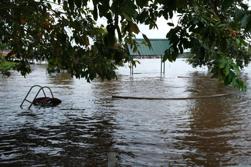 Banjir merendam tempat bermain anak (ilustrasi).