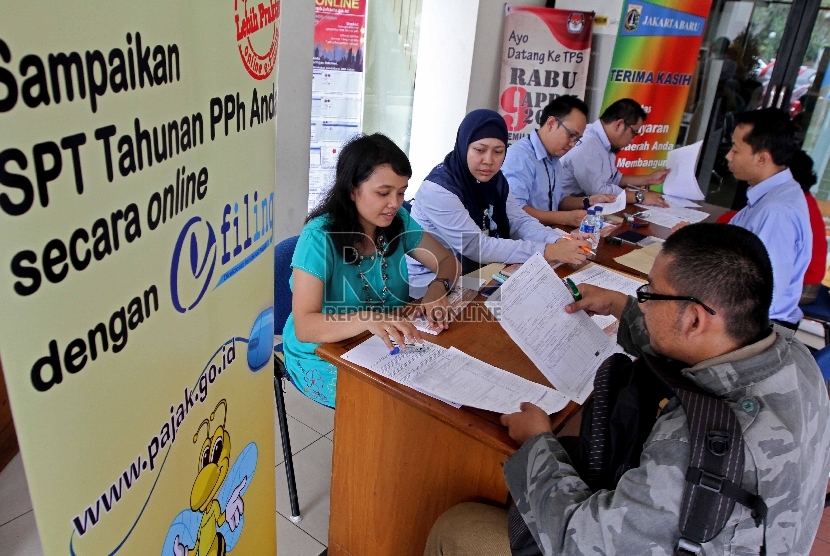  Sejumlah wajib pajak pribadi melakukan pengisian SPT Tahunan di Drop Box Pajak.