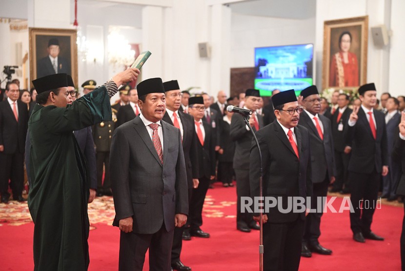 Sejumlah wakil menteri Kabinet Indonesia Maju mengucapkan sumpah saat dilantik di Istana Negara, Jakarta, Jumat (25/10/2019). 