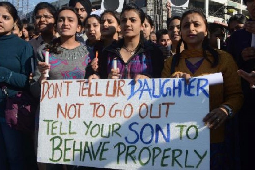 Sejumlah wanita India melakukan demonstrasi mengecam aksi pemerkosaan masala oleh geng India di New Delhi.