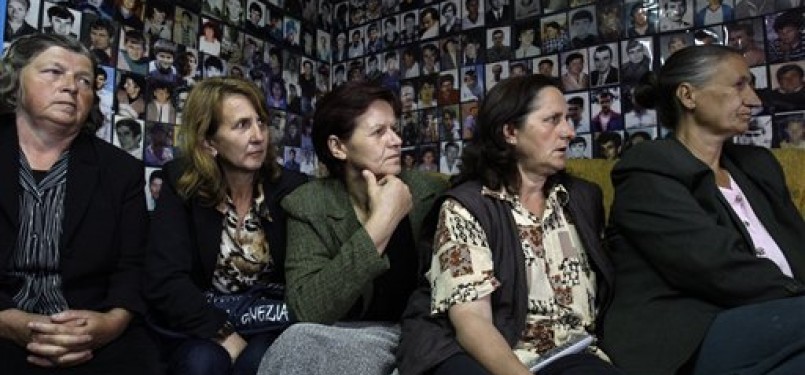 Sejumlah wanita Muslim Bosnia tengah menyaksikan sidang sang Jagal Balkan, Ratko Mladic, di televisi dalam ruangan yang dindingnya dipenuhi foto para korban kekejian Mladic.