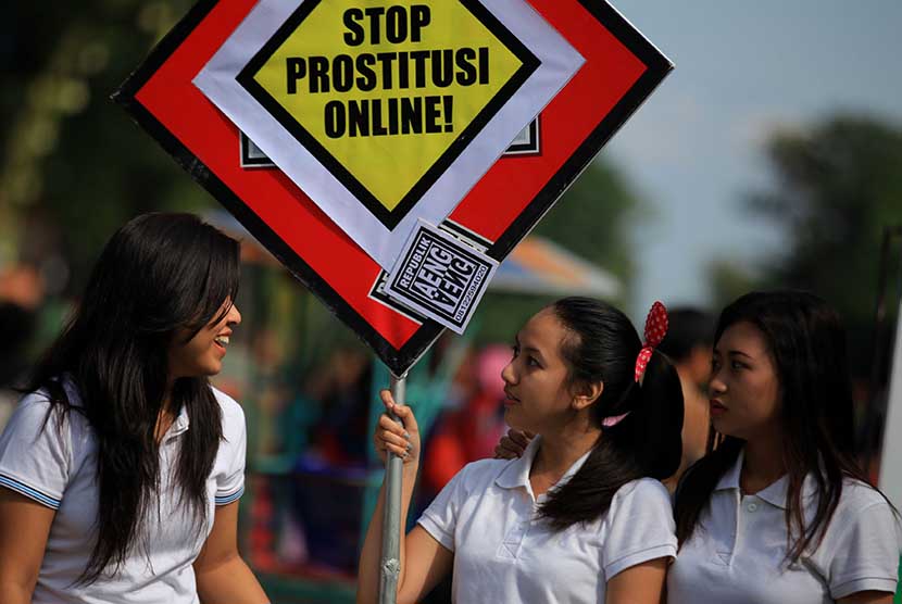 Sejumlah wanita Solo membawa spanduk bertuliskan Stop Prostitusi Online saat kampanye di Jalan Slamet Riyadi, Solo, Jawa Tengah, Ahad  (10/5). 