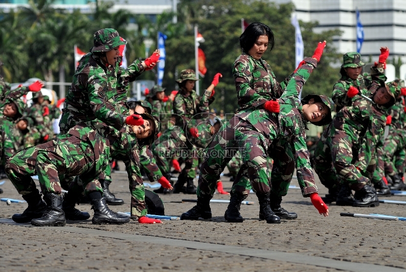 Sejumlah wanita TNI melakukan atraksi kemampuan diri.