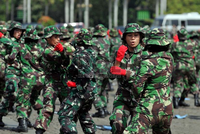 Sejumlah wanita TNI melakukan atraksi kemampuan diri pada pelaksanaan gladi resik upacara bersama wanita TNI-Polri dalam rangka peringatan hari kartini di kawasan Monas, Jakarta, Jumat (19/4). 