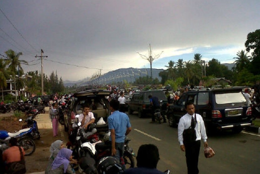 Sejumlah warga Aceh berkumpul di Jembatan Baru Aceh Besar menyusul terjadinya gempa berkekuatan 8,5 SR, Rabu (11/4)