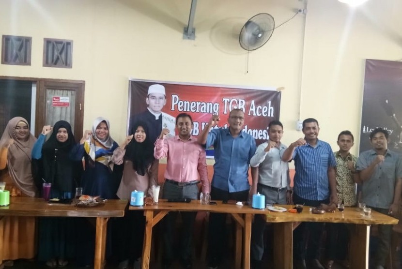 Sejumlah warga Aceh mendeklarasikan Tim Penerang Tuan Guru Bajang (TGB) Aceh, Selasa (10/7). 