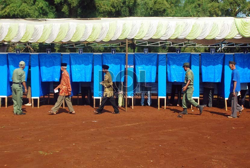   Sejumlah warga antre melaksanakan hak pilihnya untuk pemilihan Kepala Desa di Desa Susukan Kecamatan Bojonggede,Kabupaten Bogor, Ahad (24/3).(Republika/Musiron)