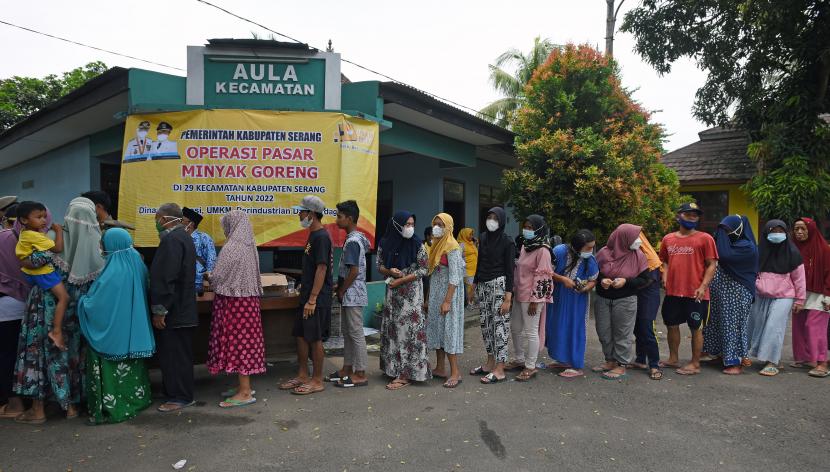 Sejumlah warga antre membeli minyak goreng saat digelar operasi pasar di halaman Kantor Kecamatan Ciruas, Serang, Banten, Senin (17/1/2022). Operasi Pasar yang digelar Perum Bulog bekerja sama dengan Kantor Dinas Perdagangan setempat bertujuan untuk menekan lonjakan harga minyak goreng di pasaran.