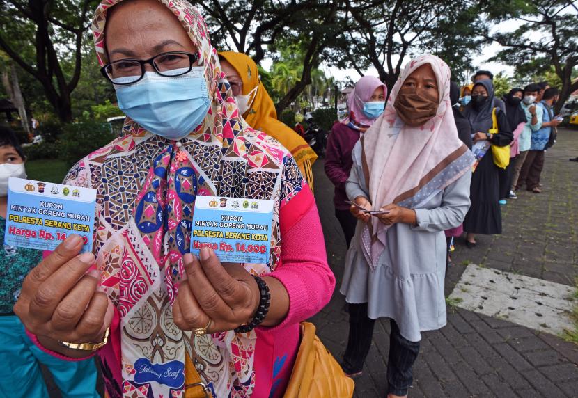 Sejumlah warga antre membeli minyak goreng saat Operasi Pasar Minyak Goreng Murah di Alun-alun Serang, Banten, Rabu (9/3/2022). Operasi pasar yang digelar jajaran Polres Serang bersama pedagang itu menjual sembilan ribu liter minyak goreng guna membantu warga untuk mendapatkannya sesuai harga eceran yang ditetapkan pemerintah. 