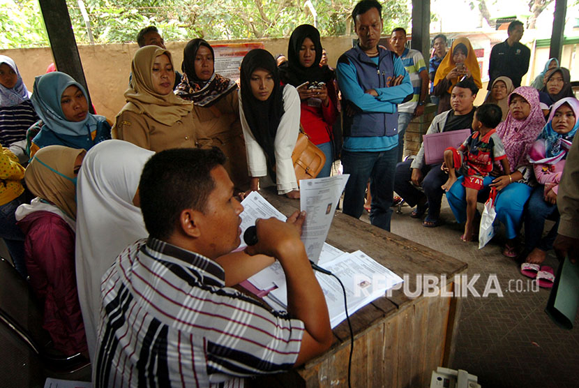 Sejumlah warga antre mengambil surat keterangan (suket) KTP Elektronik di Disdukcapil Kabupaten Tegal, Jawa Tengah. ilustrasi