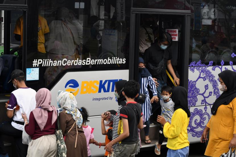 Sejumlah warga antre naik Biskita Transpakuan Bogor di Alun-Alun Kota Bogor, Jawa Barat. Pemkot Bogor masih menunggu keputusan BPTJ terkait tarif Biskita Transpakuan.