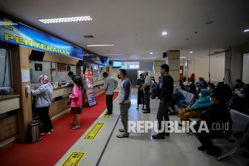 Sejumlah warga antre saat membayar pajak kendaraan bermotor di Kantor Samsat Batam Centre, Batam, Kepulauan Riau, Selasa (26/10). Peningkatan penerimaan pajak harud dimanfaatkan pemerintah untuk belanja produktif.