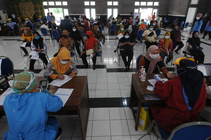 Sejumlah warga antre saat mengikuti program vaksinasi COVID-19 massal di Salatiga, Jawa Tengah, Rabu (2/06/2021). Pemerintah Kota Salatiga melakukan vaksinasi COVID-19 secara massal kepada sebanyak enam ribu orang yang dilakukan selama tiga hari dari tanggal 2 hingga 4 Juni 2021.