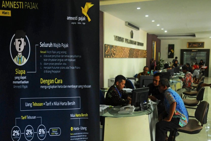 Sejumlah warga antre saat proses pembayaran pajak di Kantor Pelayanan Pajak Pratama Boyolali, Jawa Tengah, Selasa (20/9).