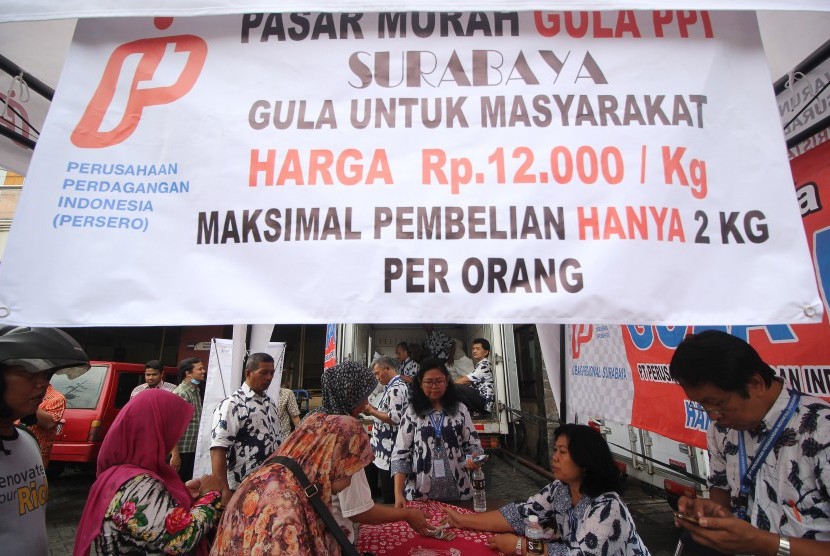 Sejumlah warga antre untuk membeli gula kristal putih saat digelar pasar murah gula PPI di Surabaya, Jawa Timur, Rabu (25/5). 