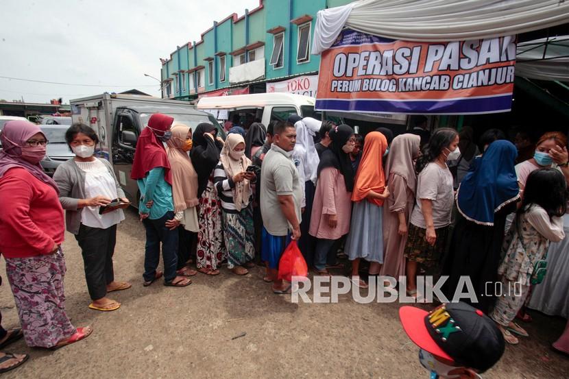 Sejumlah warga antre untuk membeli kebutuhan pokok saat Operasi Pasar Murah di Pasar Cileungsi, Kabupaten Bogor, Jawa Barat.