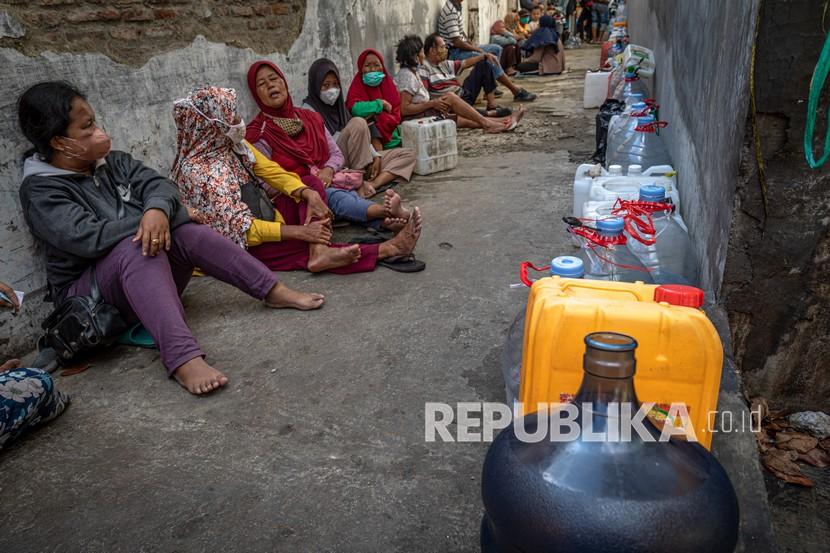 Sejumlah warga antre untuk membeli minyak goreng curah di salah satu distributor minyak goreng curah di sekitar Pasar Dargo, Semarang, Jawa Tengah, Rabu (6/4/2022). Menurut warga setempat, mahalnya minyak goreng kemasan memaksa mereka untuk membeli minyak goreng curah seharga Rp15.500 per kilogram dengan maksimal pembelian 5 kilogram per KTP, dengan antrean mulai pukul 05:30 WIB yang hingga pukul 15:30 WIB stok minyak goreng curah setempat masih kosong. 