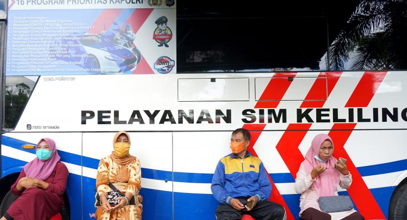 Sejumlah warga antre untuk membuat Surat Izin Mengemudi (SIM) di mobil Pelayanan SIM Keliling. Kepolisian Resor Agam, Sumatera Barat memberikan bimbingan belajar (bimbel) gratis bagi masyarakat yang bakal mengurus surat izin mengemudi (SIM) berupa teori dan praktik lapangan./ilustrasi