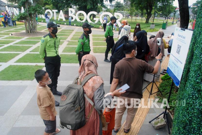 Sejumlah warga antre untuk memindai kode QR pada aplikasi PeduliLindungi sebelum masuk di Alun-Alun Kota Bogor, Jawa Barat, Sabtu (19/3/2022). Alun-Alun Kota Bogor yang sudah dibuka kembali tersebut mulai ramai dikunjungi warga untuk mengisi libur akhir pekan dengan tetap menerapkan protokol kesehatan pencegahan penyebaran COVID-19. 