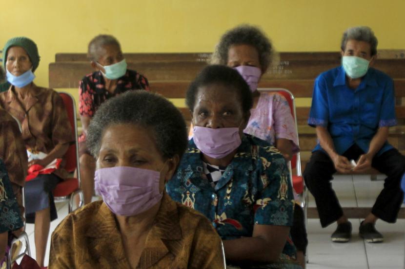 Sejumlah warga antre untuk mendapatkan bantuan sembako dari Pemprov Papua di Panti Jompo Pos Tujuh, Sentani, Jayapura, Papua, Sabtu (2/5/2020). Pemprov Papua memberikan bantuan sembako kepada warga yang terdampak akibat pandemi Covid-19. (ilustrasi)