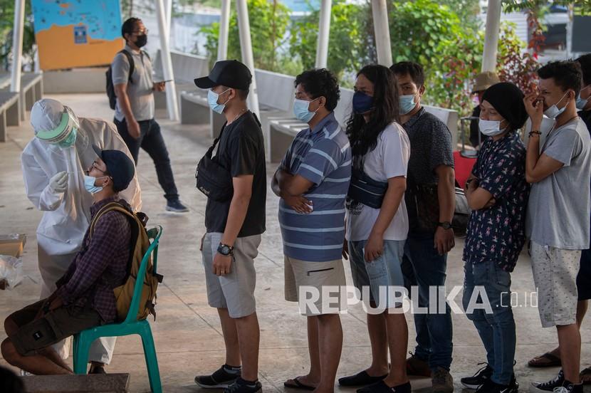 Sejumlah penumpang antre untuk mengikuti tes cepat antigen sebelum menumpang kapal penyeberangan menuju Kepulauan Seribu dari Dermaga Marina di Ancol, Jakarta, Sabtu (22/5/2021). 