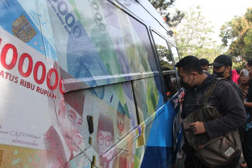 Sejumlah warga antre untuk menukarkan uang kertas baru di mobil kas keliling Bank Indonesia (BI) di Malang, Jawa Timur (ilustrasi) 
