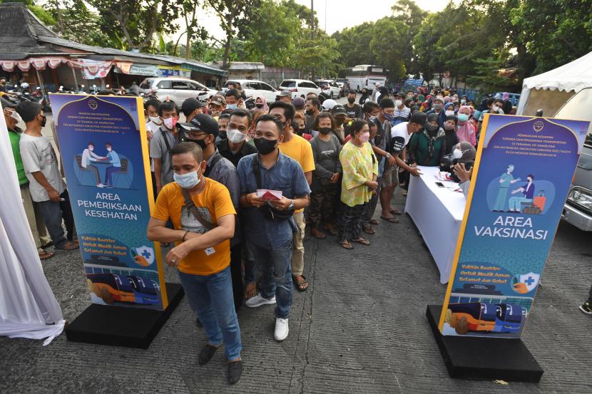Sejumlah warga antre untuk vaksinasi Covid-19 dosis ketiga (booster) di posko vaksinasi Terminal Bus Kampung Rambutan, Jakarta Timur, Ahad (17/4/2022).