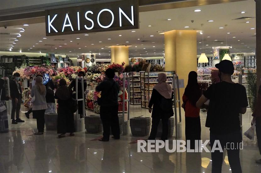 Sejumlah warga antri memasuki sebuah outlet pada salah satu pusat perbelanjaan di Kuala Lumpur, Senin (11/5/2020), memasuki hari ke 55 Perintah Kawalan Pergerakan (PKP) atau Pembatasan Pergerakan. Pemerintah Malaysia memutuskan memperpanjang PKP Bersyarat (PKPB) hingga 9 Juni 2020 hingga berhasil sepenuhnya menangani COVID-19. 