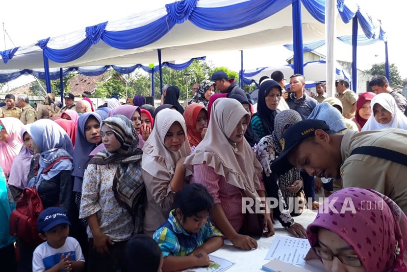 Sejumlah warga antri untuk membeli paket sembako murah yang subsidi Pemkot Sukabumi di lapangan samping Kantor Kecamatan Baros Kota Sukabumi Selasa (22/5).