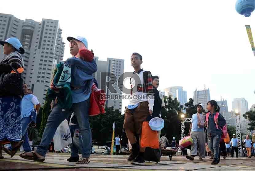 Sejumlah warga antusias mengikuti mudik bareng PT Jasa Raharja yang diadakan di Parkir Timur Senayan, Jakarta, Selasa (22/7/2019). (Republika/Agung Supriyanto).