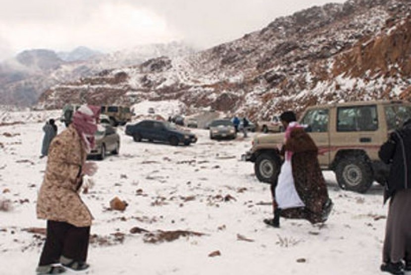 Sejumlah warga Arab Saudi mendatangi kawasan Tabuk yang berjarak 1.500 km dari Riyadh untuk menyaksikan langsung salju turun di sana.