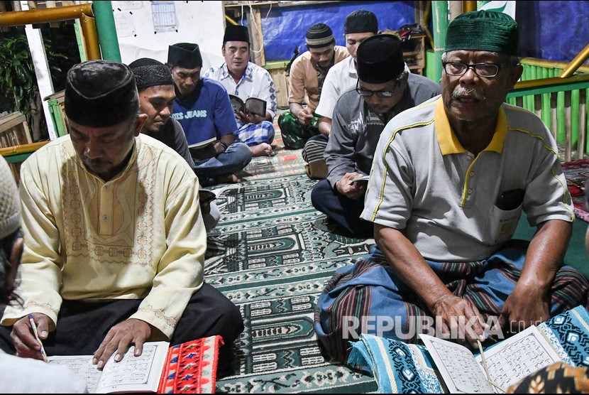 Sejumlah warga belajar membaca Al Quran di Pondok Iqro, Cikarang, Kabupaten Bekasi, Jawa Barat, Ahad (18/4/2021). Pondok Iqro PAUL (Pengajian Al Quran Usia Lanjut) pada bulan Ramadhan memberikan kursus membaca Al Quran untuk warga seusai shalat Tarawih.