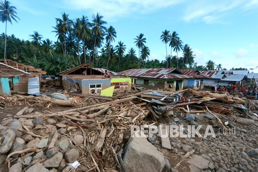 BPBD Banten minta masyarakat di daerah rawan longsor dan banjir untuk waspada (Foto: ilustrasi bencana longsor)