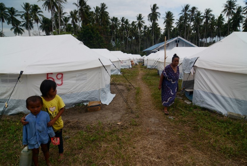 Sejumlah warga berada di dekat tenda pengungsian di Desa Poi, Dolo Selatan, Sigi, Sulawesi Tengah, Senin (29/10/2018).