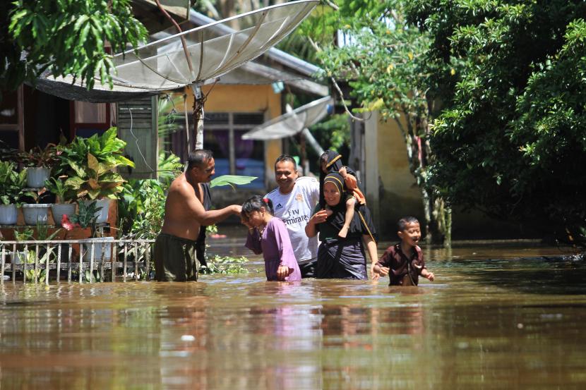 Sejumlah warga berada di depan rumahnya yang terendam banjir di wilayah Aceh. Sebanyak 300 unit rumah warga Aceh Timur, Provinsi Aceh terendam banjir pada Kamis (18/11), pukul 23.45 WIB dengan ketinggian muka air 50 sampai 70 sentimeter. Menurut Kepala Pusat Data, Informasi dan Komunikasi Kebencanaan BNPB, Abdul Muhari, banjir tersebut disebabkan hujan yang terus mengguyur Kecamatan Indra Makmur selama beberapa hari.