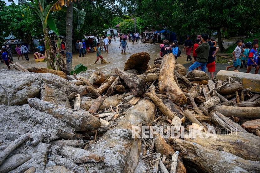 Banjir bandang di Desa Rogo, Kecamatan Dolo Selatan, Kabupaten Sigi, Sulawesi Tengah.