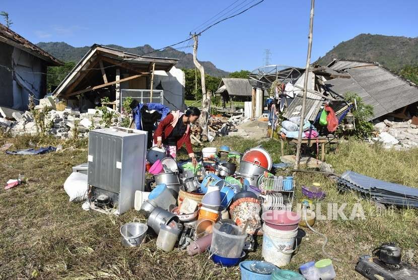 Sejumlah warga berada di halaman rumahnya pascagempa di Desa Bentek, Kecamatan Pemenang, Tanjung, Lombok Utara, NTB, Senin (6/8). 