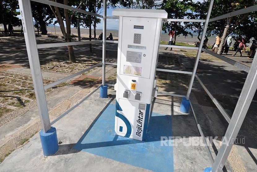 Sejumlah warga berada di sekitar Stasiun Penyedia Listrik Umum (SPLU) yang disediakan di Anjungan Pantai Teluk Palu, Sulawesi Tengah, Selasa (21/2). Penyediaan SPLU oleh PLN tersebut untuk memenuhi kebutuhan listrik di tempat umum yang selama ini sering me